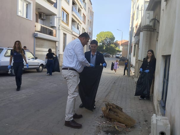 Seferihisar'da Temizlik Seferberliği: "Seferihisar Çiçek Gibi" Etkinliği Gerçekleşti 1 WhatsApp Image 2024 09 27 at 17.54.19