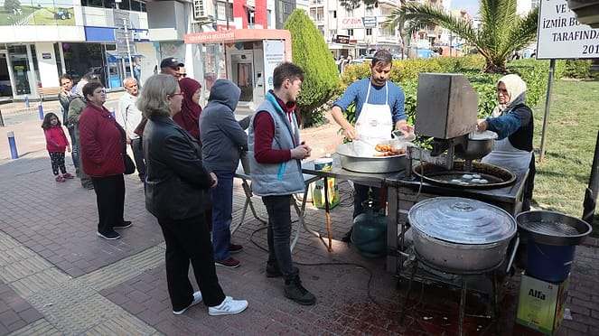 Seferihisar Mhp Alpaslan Türkeş Ruhuna Lokma döktürdü 2 pojpg