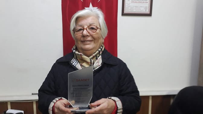 Saadet Partisi İlçe Başkanından Zehra Çakar'a Plaket 1 8064d4d2 7209 491c ac85 80c47062fe0e