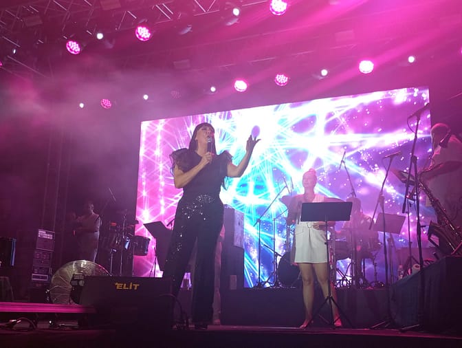 Seferihisar, Işın Karaca'nın Konseriyle Kurtuluşunu Coşkuyla Kutladı 1 WhatsApp Image 2024 09 12 at 00.14.39