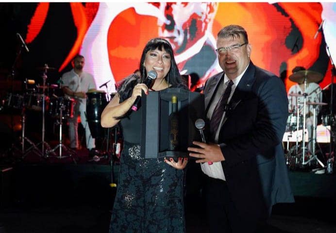 Seferihisar, Işın Karaca'nın Konseriyle Kurtuluşunu Coşkuyla Kutladı 3 WhatsApp Image 2024 09 12 at 00.04.40