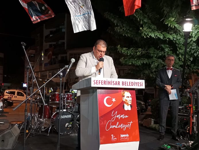 Seferihisar’da 101. Yıl Coşkusu: Belediye Meclis Üyeleri Gençliğe Hitabe’yi Birlikte Okudu 3 WhatsApp Image 2024 10 29 at 21.09.15