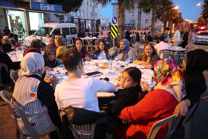 AkParti Seferihisar İlçe Teşkilatı Ürkmez'de İftar düzenledi 9 10 1