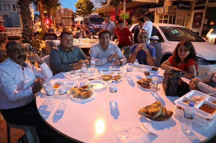 AkParti Seferihisar İlçe Teşkilatı Ürkmez'de İftar düzenledi 3 11