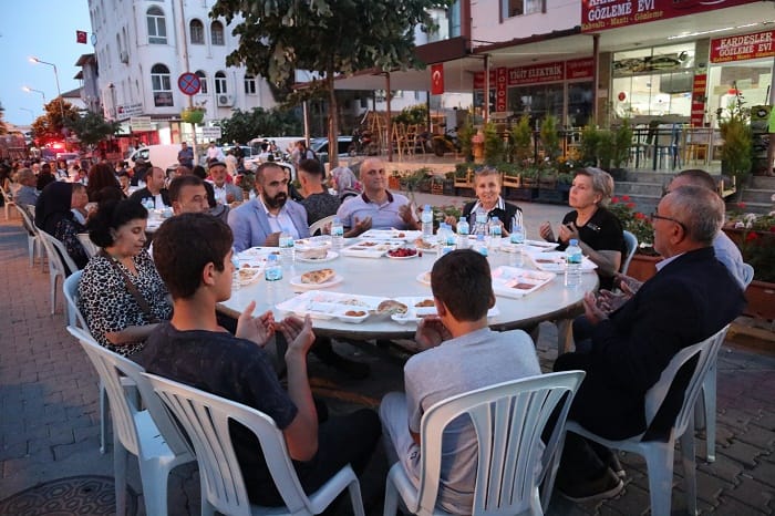 AkParti Seferihisar İlçe Teşkilatı Ürkmez'de İftar düzenledi 1 2 1