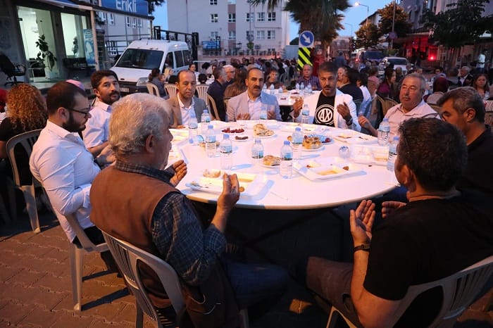 AkParti Seferihisar İlçe Teşkilatı Ürkmez'de İftar düzenledi 2 5 1