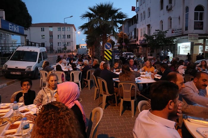 AkParti Seferihisar İlçe Teşkilatı Ürkmez'de İftar düzenledi 6 7 1