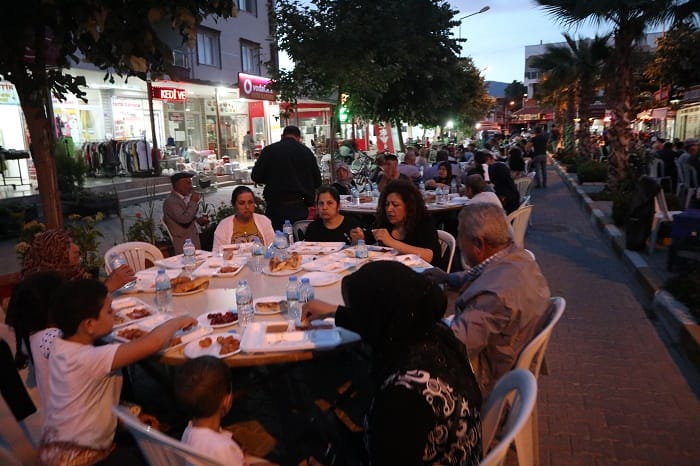 AkParti Seferihisar İlçe Teşkilatı Ürkmez'de İftar düzenledi 7 8 1