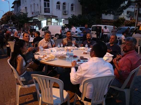 AkParti Seferihisar İlçe Teşkilatı Ürkmez'de İftar düzenledi 4 3 1