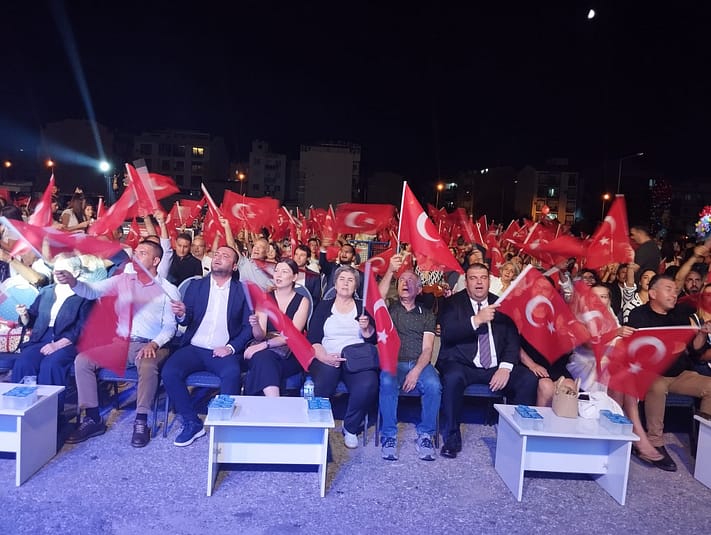 Seferihisar, Işın Karaca'nın Konseriyle Kurtuluşunu Coşkuyla Kutladı 2 WhatsApp Image 2024 09 11 at 23.02.42