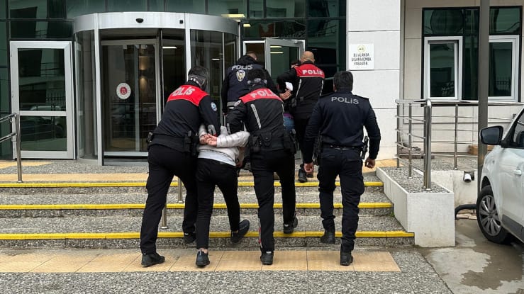 Seferihisar'da Şehidin Anısına Hakaret Eden Şahıslar Gözaltına Alındı 1 17 27 06 sehidin anisina hakaret eden sahislar gozaltina alindi