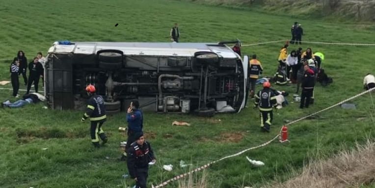 İzmir’den Denizli’ye Giden Öğrenci Minibüsü Devrildi: 2 Ölü, 26 Yaralı 1 denizlide ogrenci servisi kaza yapti olu ve yaralilar var RiinNyA6 790x444 2