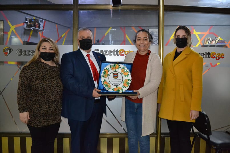 Seferihisar Şoförler Odasından GazettEge'ye Onur Plaketi 1 DSC 0094 scaled