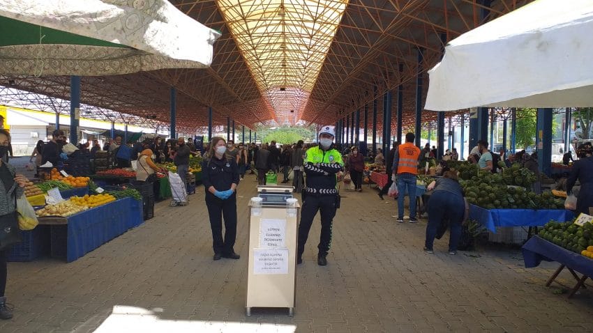 Dört Günlük Sokağa Çıkma Kısıtlaması Sonrası Pazar Yoğundu 3 20200427 141532 scaled e1588009516177