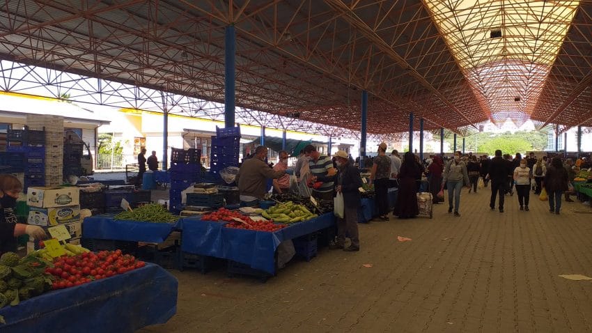 Dört Günlük Sokağa Çıkma Kısıtlaması Sonrası Pazar Yoğundu 1 20200427 164540 scaled e1588009612301