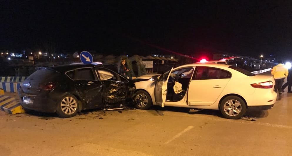 Sanayi Kavşağında Trafik Kazası Ucuz Atlatıldı 1 931d1f87 cea4 4229 8665 b03bf132f14f